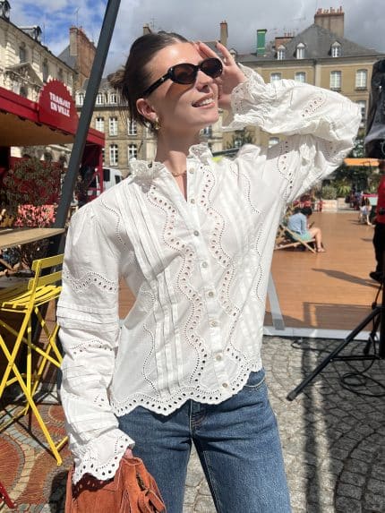 Blouse brodée à manches bouffantes