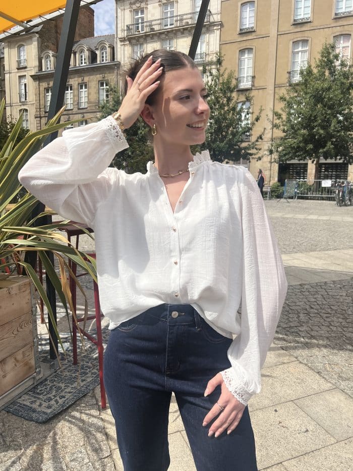 Blouse fluide à détails brodés