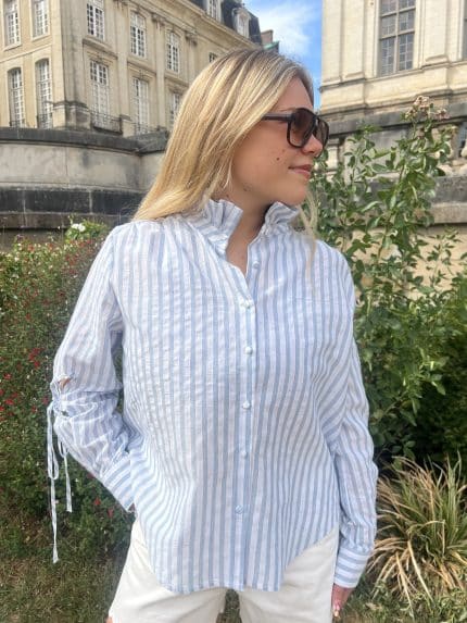 Chemise bleu ciel rayée à volants