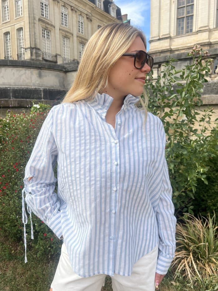 Chemise bleu ciel rayée à volants Chemise bleu ciel rayée à volants