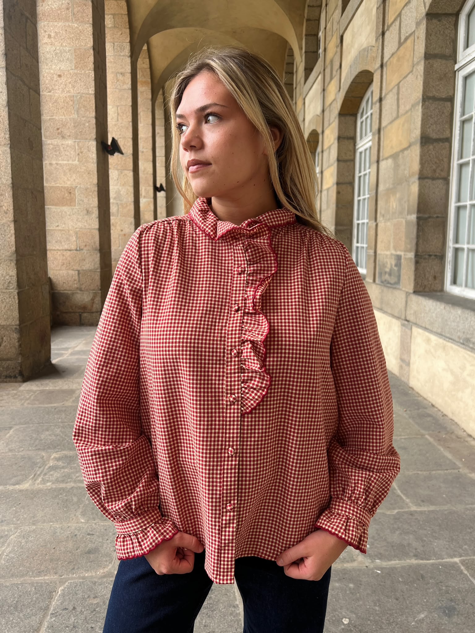 Blouse à vichy rouge et volants 8266e96f C0b2 4674 9f6c 27431b33ee7b