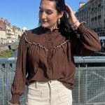 Chemisier fluide à découpe plastron et détails volantés