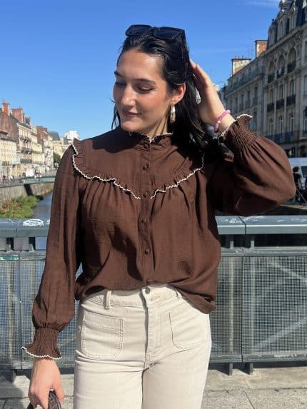 Chemisier fluide à découpe plastron et détails volantés