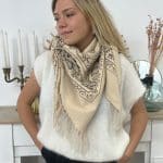 Cette écharpe d'hiver à imprimé cachemire