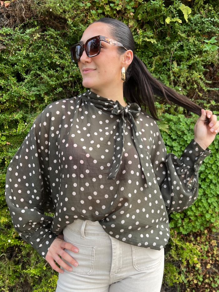 Blouse fluide à pois et col à nouer Fe993d2d F7cd 44e2 8567 3a66abb26a4e