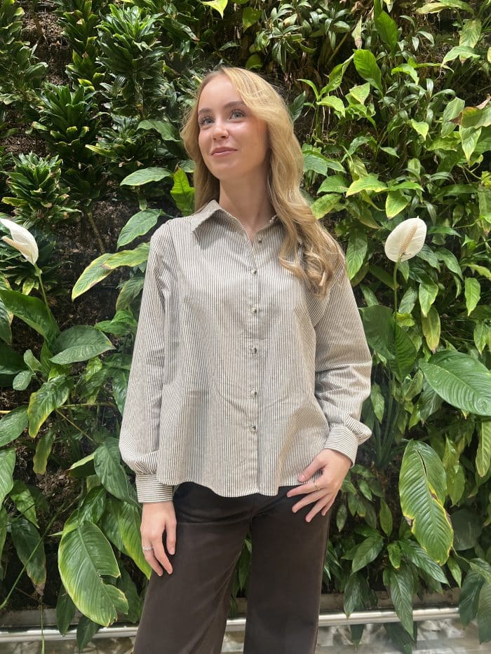 Chemise à rayures verticales