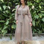 Robe longue imprimée à encolure lavallière