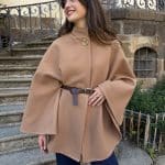 Cape col montant avec bouton doré travaillé et ceinture