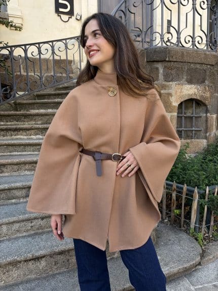 Cape col montant avec bouton doré travaillé et ceinture