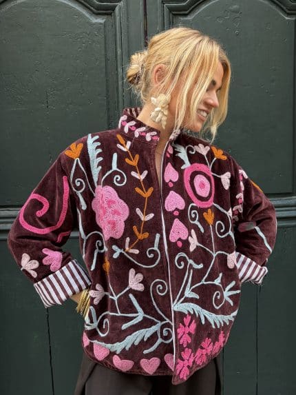 Veste courte en velours brodée style suzani